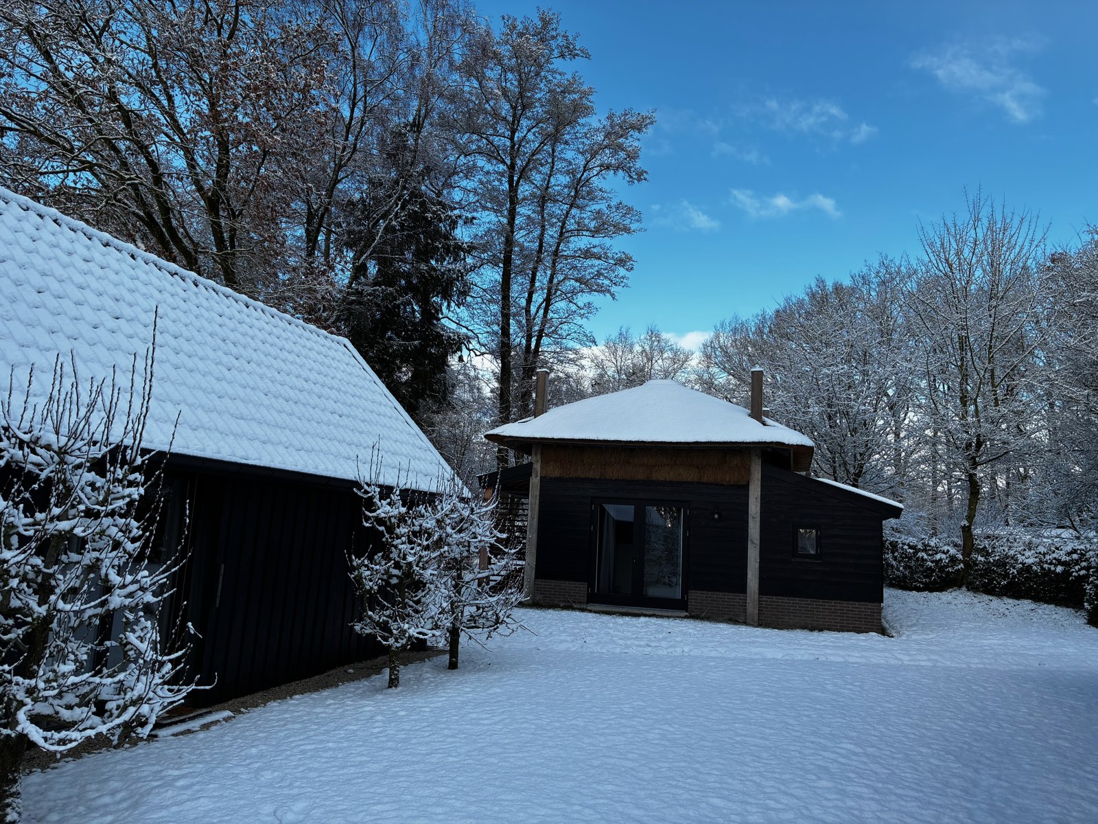 De bijgebouwen in de winter.