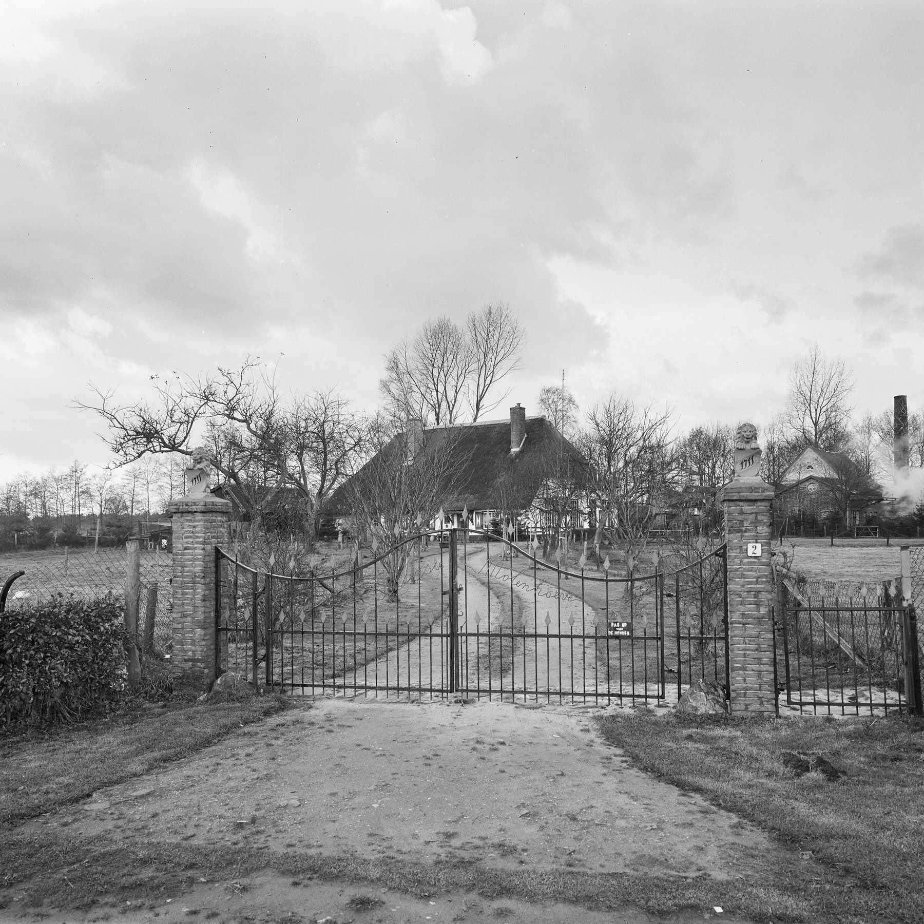 Hoeve, erf en hekwerk in 1972. A.J. van der Wal / RCE; uit de familie-uitgave.