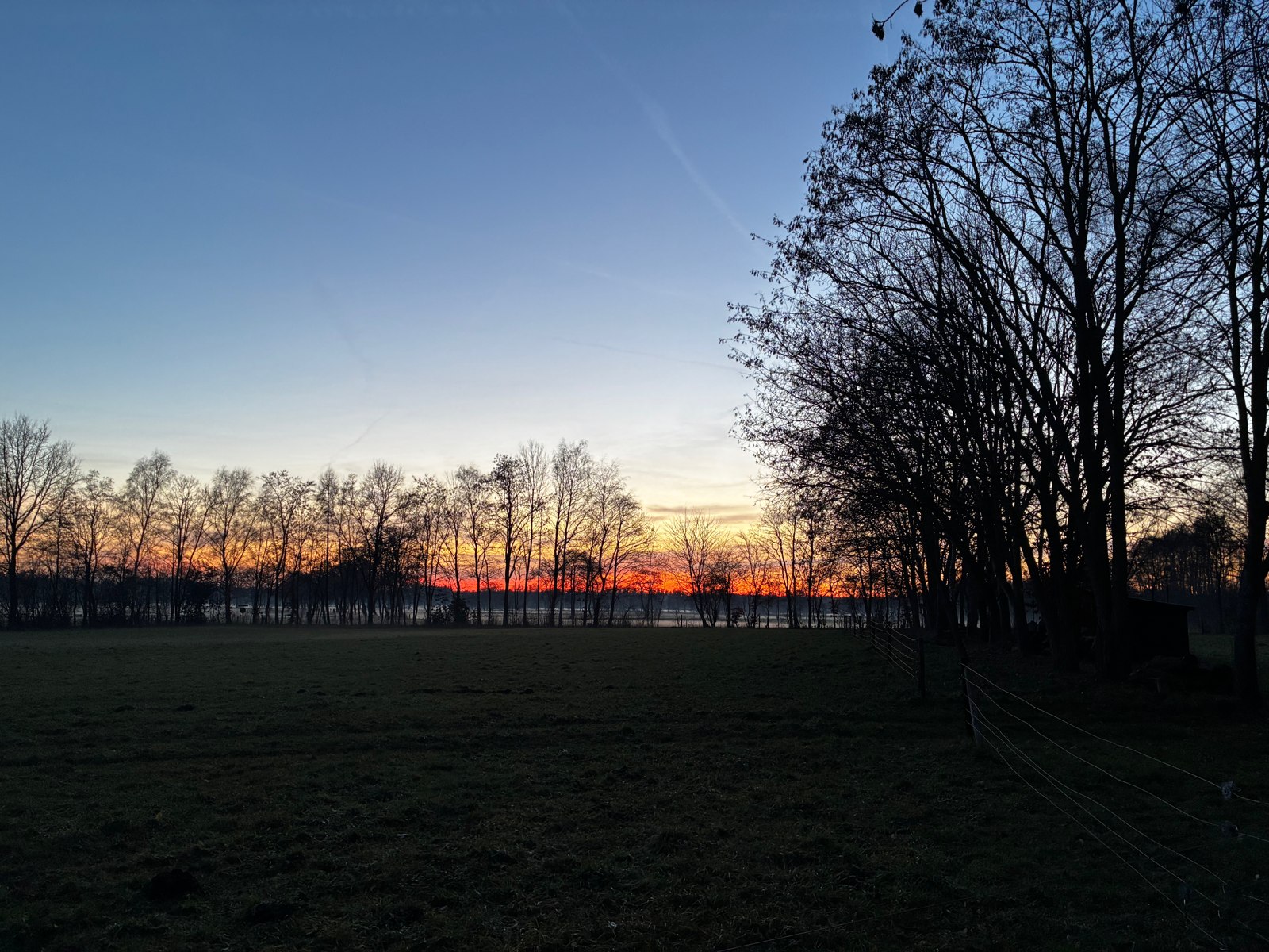 Het landschap rond de hoeve.