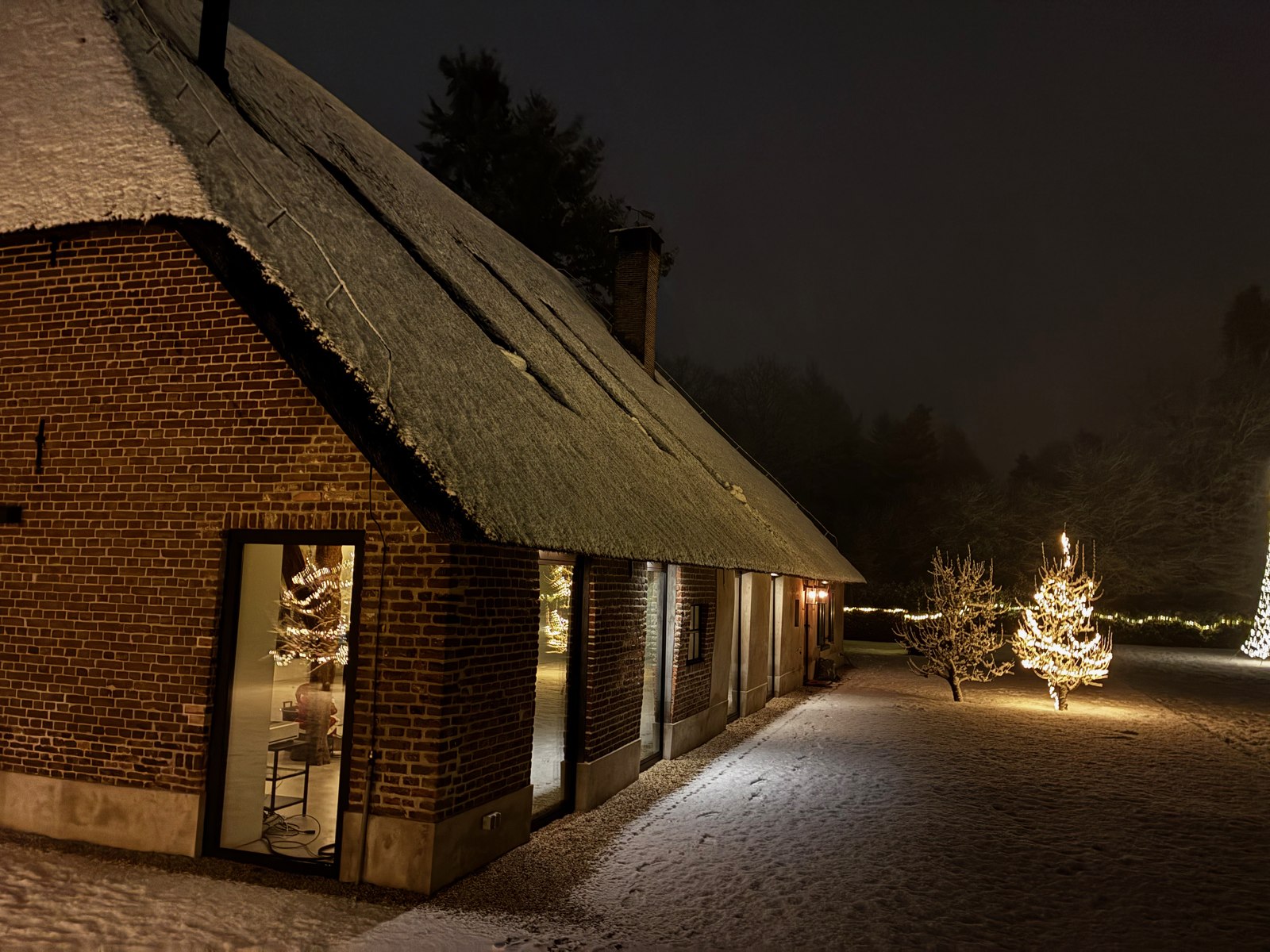 De hoeve in de sneeuw na het vallen van de avond